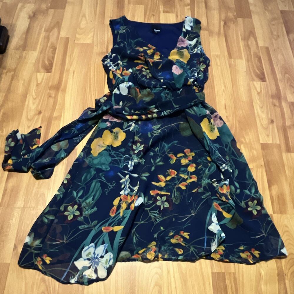 Melrose Petites 12P Black Floral Lined Sleeveless V-Neck Knee Length Dress